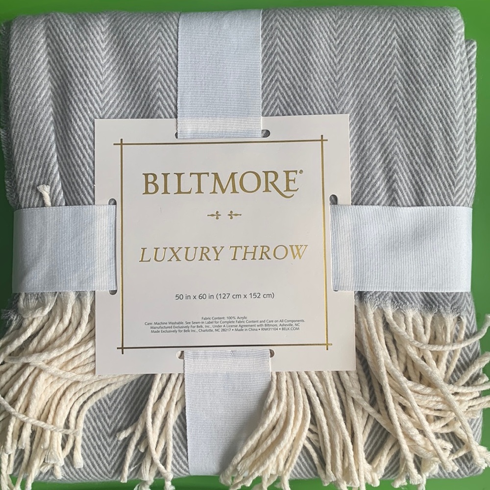 BILTMORE LUXURY THROW.  PERFECT FOR COVER OR TO BE WORN ON A SHAWL.  NWT